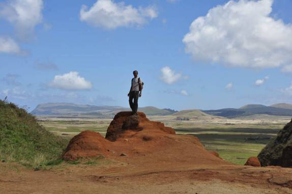 A magnífica paisagem que se vê do alto da cratera de Rano Raraku, em Rapa Nui (ou Ilha de Páscoa), território chileno no meio do Oceano Pacífico